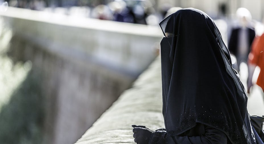 لجنة أممية: القانون الفرنسي بحظر ارتداء النقاب يمثل انتهاكا للحرية الدينية
